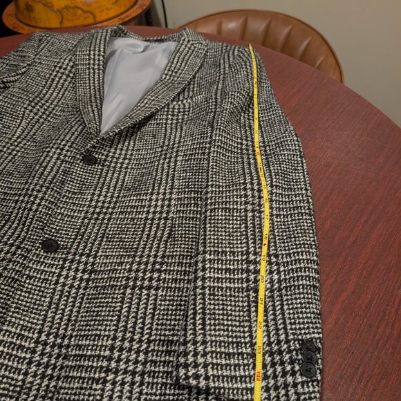 Elegant Viggo Glen Plaid Topcoat – Size 40 REG - Picture 7 of 13